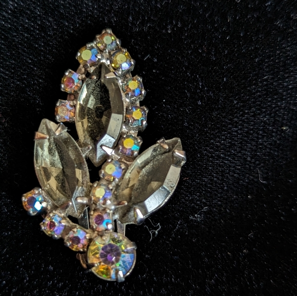 Vintage 50's Clip Earrings with Smoky/Aurora Borealis Stones and Silver Tone - Picture 7 of 8